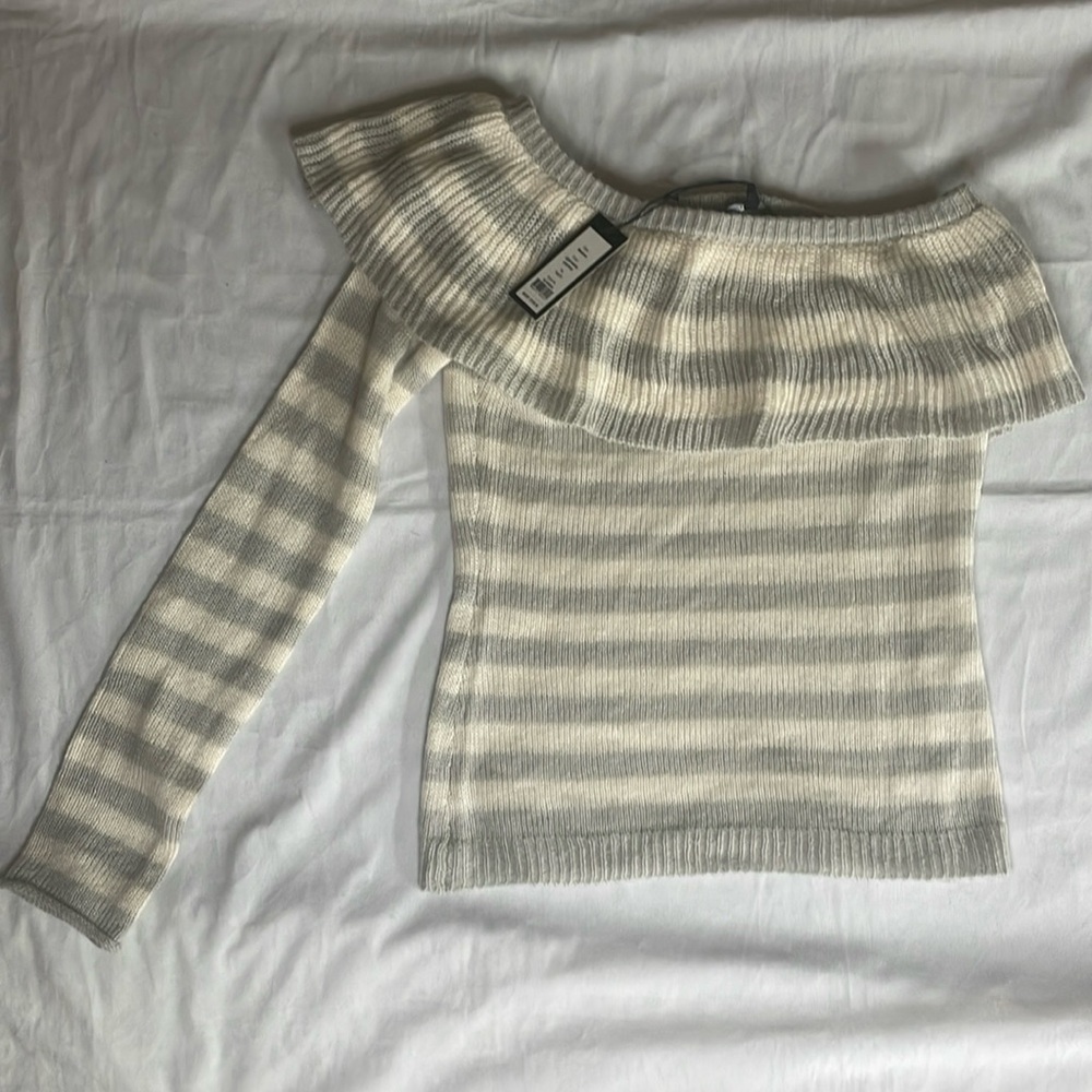 NWT Romeo and Juliet women’s sweater size Medium. Ivory/grey